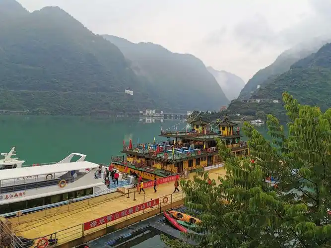 彭水乌江画廊,船在画中行,人在画幅中