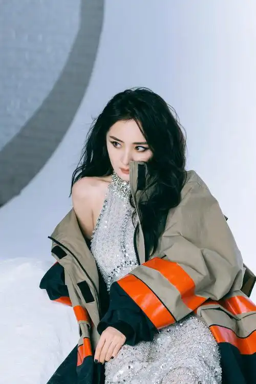 杨幂男人风尚内页大片及花絮 魅力百变的时尚幂!__财经头条