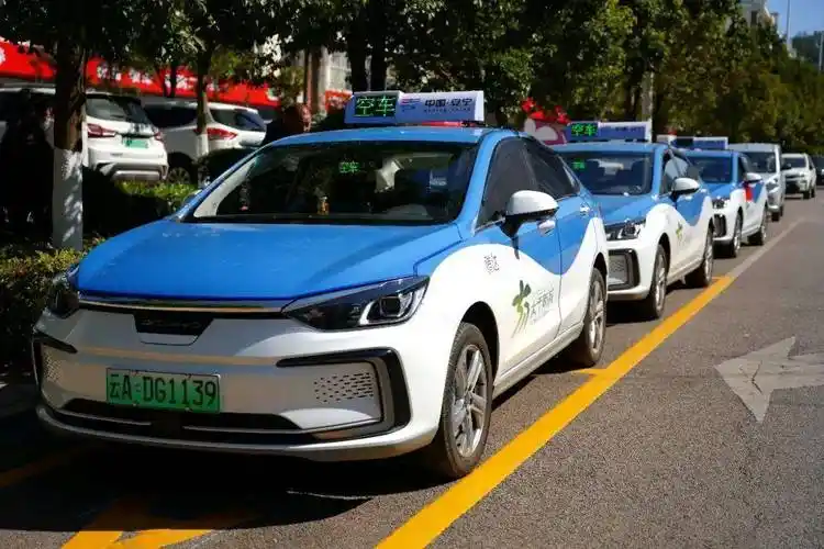 首批出租车为蓝色车身,白色打底,外观简洁大气,车内干净整洁.