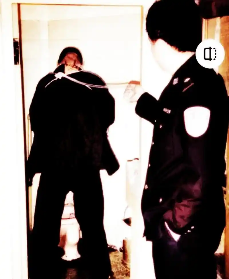 这是行刑死囚当晚的现场!有人看到他脖子上系着绳子上厕所!