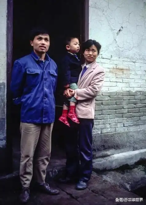 80年代老照片:女子不远万里拉煤球,一家人围着二八大杠满脸喜悦