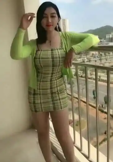 丰满美女隔壁小姐姐要我帮她拍段子,压力好大喔