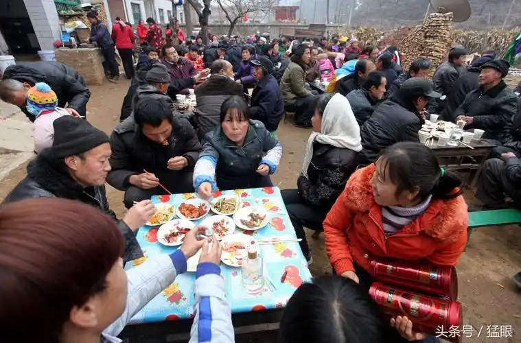 农村待客吃露天酒席,垒一个灶台放七个锅,去人越多主家越有面子