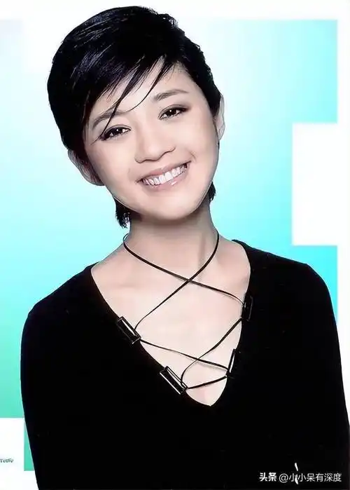 许戈辉近照,55岁的她满满的少女感,和女儿站在一起就像姐妹一样_丁健