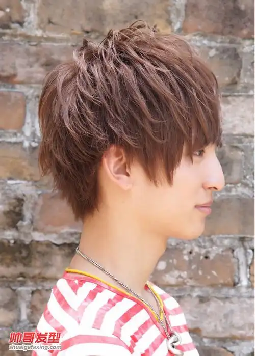 色很洋气2015秋冬季男生日式设计烫发,这一款发型层次感很强,头发需要