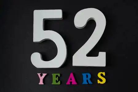 二个字歌名大全字母和数字五十二个黑色背景上照片