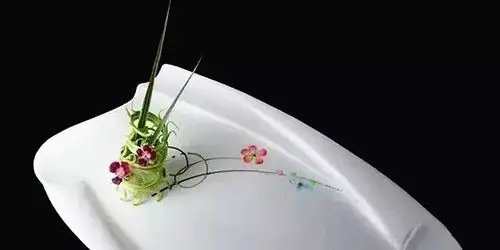 25款盘头装饰欣赏一盘被精心烹制过的食物,再经过点缀画盘的修饰,显得