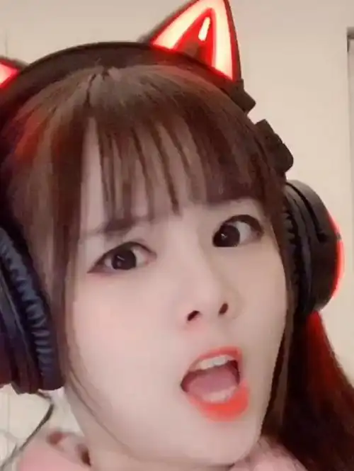 原以为戴着猫耳耳机的火线妹够萝莉了当她穿上洛丽塔时我沦陷了