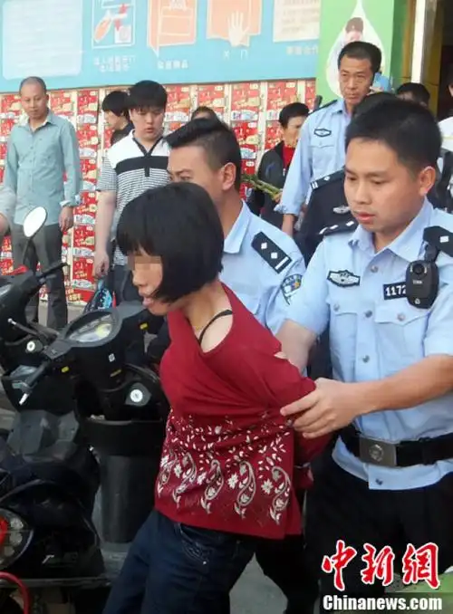 图为案发现场被抓获的犯罪嫌疑人.