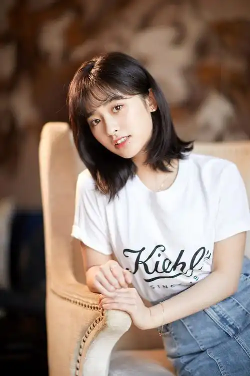 沈月秀丽甜美写真图片