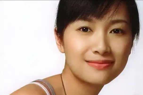 徐静蕾,算是娱乐圈中的大才女,她打小就乖巧懂事成绩优秀,19岁那年考