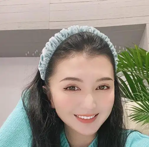 五,小邱妹:高空录视频坠亡小邱妹是一位99年的小姑娘,虽然年纪不大,但