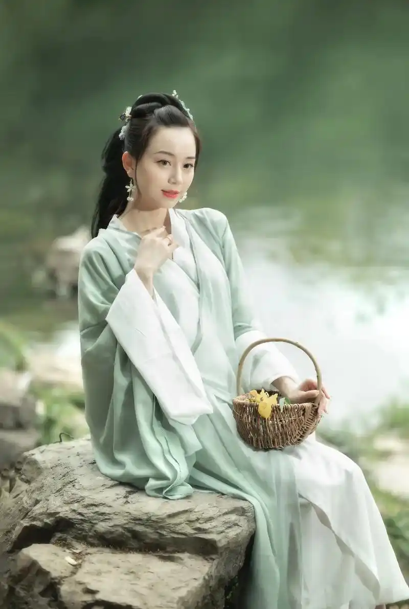 古风人像.#古风摄影 #国风古韵 #外景拍摄 #人像写真 # - 抖音