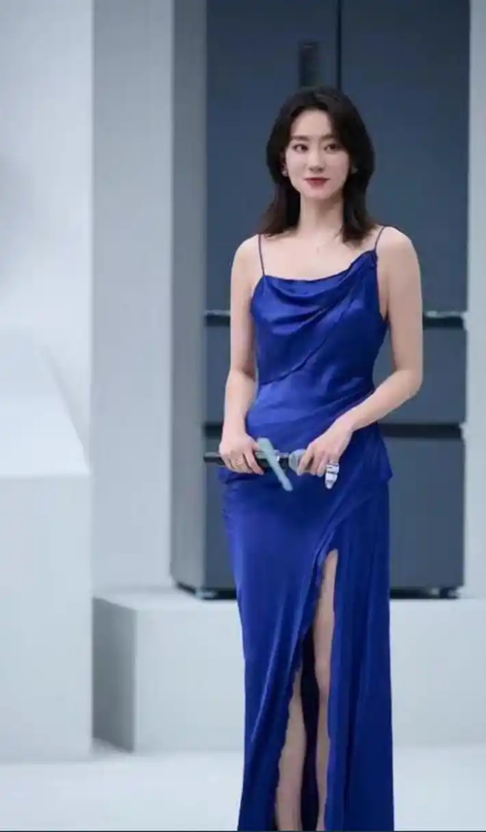 张小斐穿蓝紫色吊带优雅迷人,大秀长腿舒展又自信!