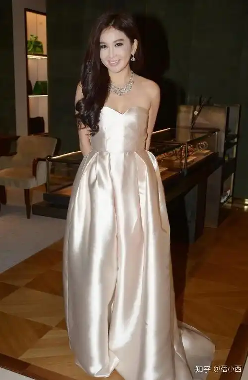 温碧霞在长城凹造型红色古风连衣裙气质惊艳54岁仍是万人迷