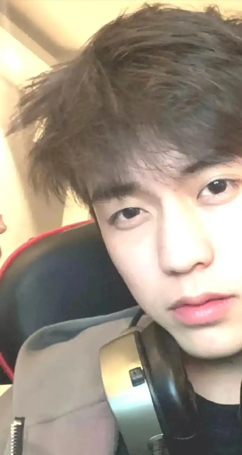 把你放在手心#余庆伟 #人鱼线的pdd #眼睛 @不是老95 - 抖音