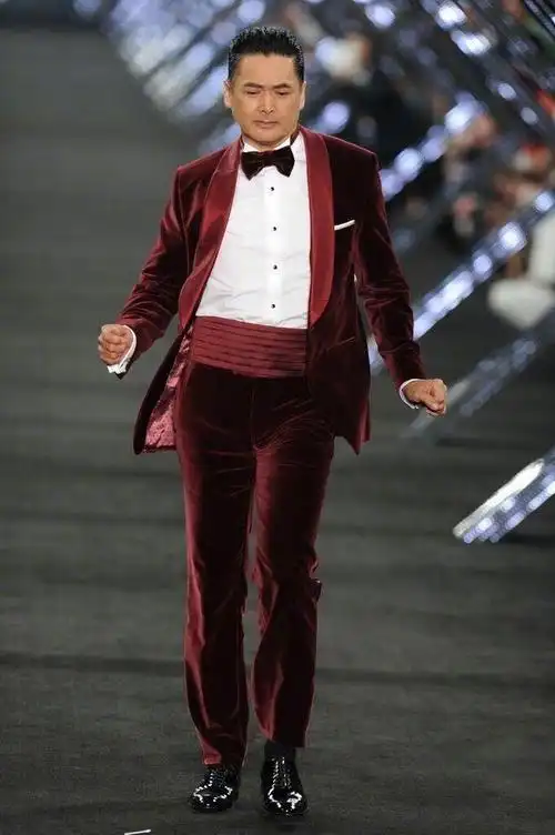 周润发时装秀红色丝绒霸气侧漏t台秀赌神果然不一般