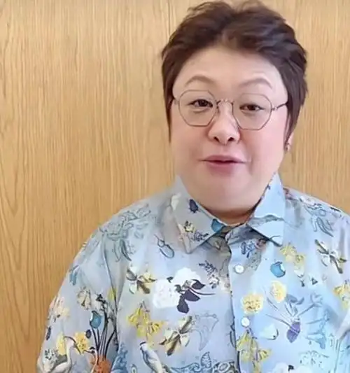 慈善基金会发布了她的照片,画面中可以明显看到韩红暴瘦的身体状况