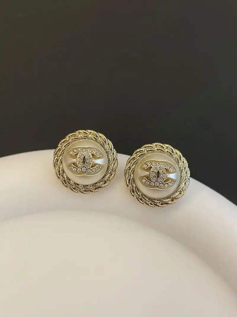 chanel 麦穗圆形珍珠耳钉.双c是坐落在珍珠里边的,经典 - 抖音