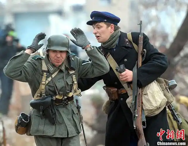 俄罗斯伏尔加格勒,穿着苏联士兵和德国纳粹士兵服装的人们重现