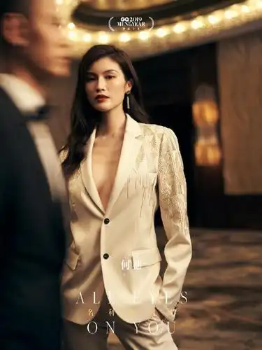 何穗性感起来也太大胆了吧深v领露背长裙暴露撩人事业线