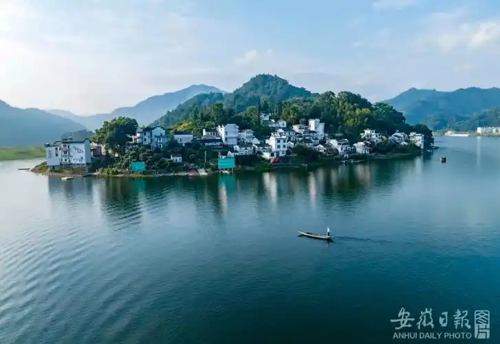 资料图:黄山市歙县深渡镇段新安江,水清岸绿,生态优美.(肖本祥 摄)