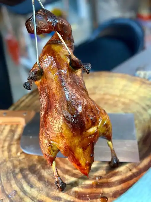 刚出炉的啤酒烤鸭才36元1只 美味满分