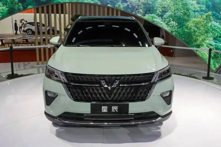 可视为次低配车型,五菱星辰1.5t手动星享版上市,售价7.