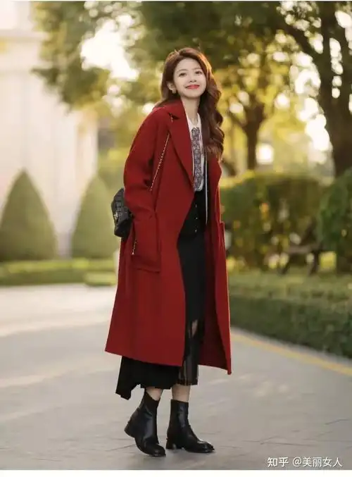 红色大衣配什么颜色裙子好看