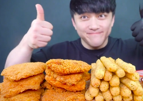 小哥直播吃芝士棒和猪排,吃的很陶醉,网友却说:真会转移注意力