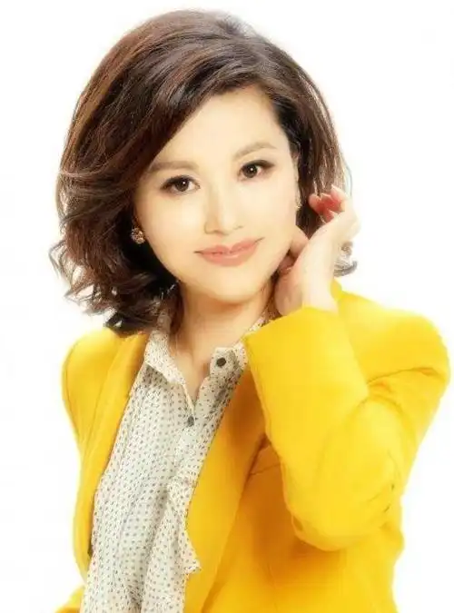 事实证明工人出身的央视主持人和佳已经走上了人生另一条大道