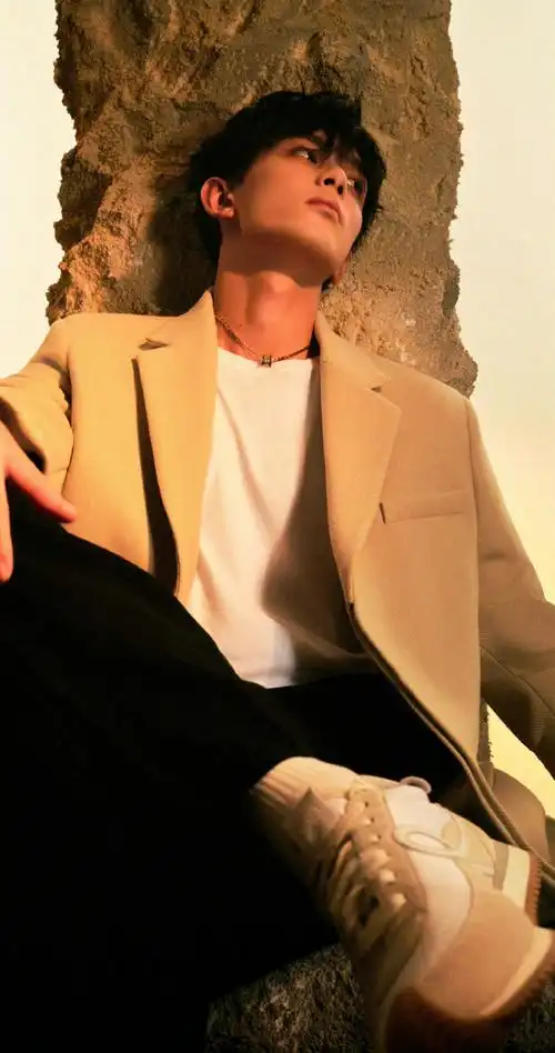 时尚小北与他的经纪人吴磊##小北出镜吴磊新杂志