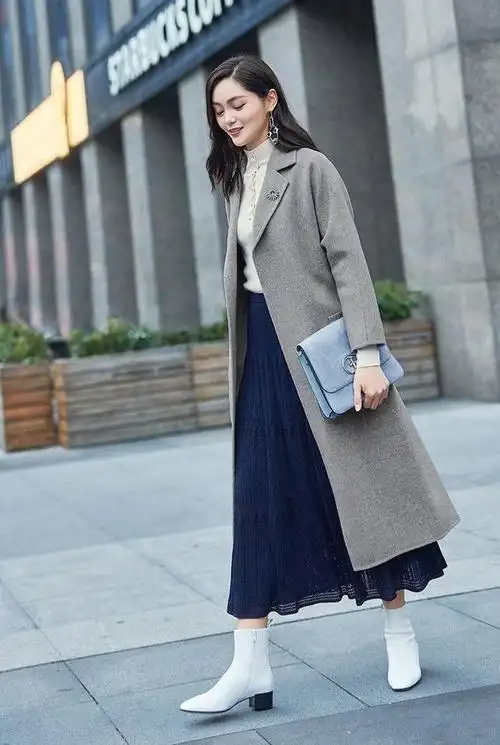 这才是40岁女人该有的冬季穿搭:大衣 过膝裙,优雅减龄又高级