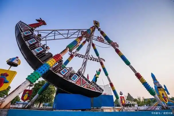 无论是孩子还是成年人,坐在海盗船上都能感受到独特的魅力和刺激.