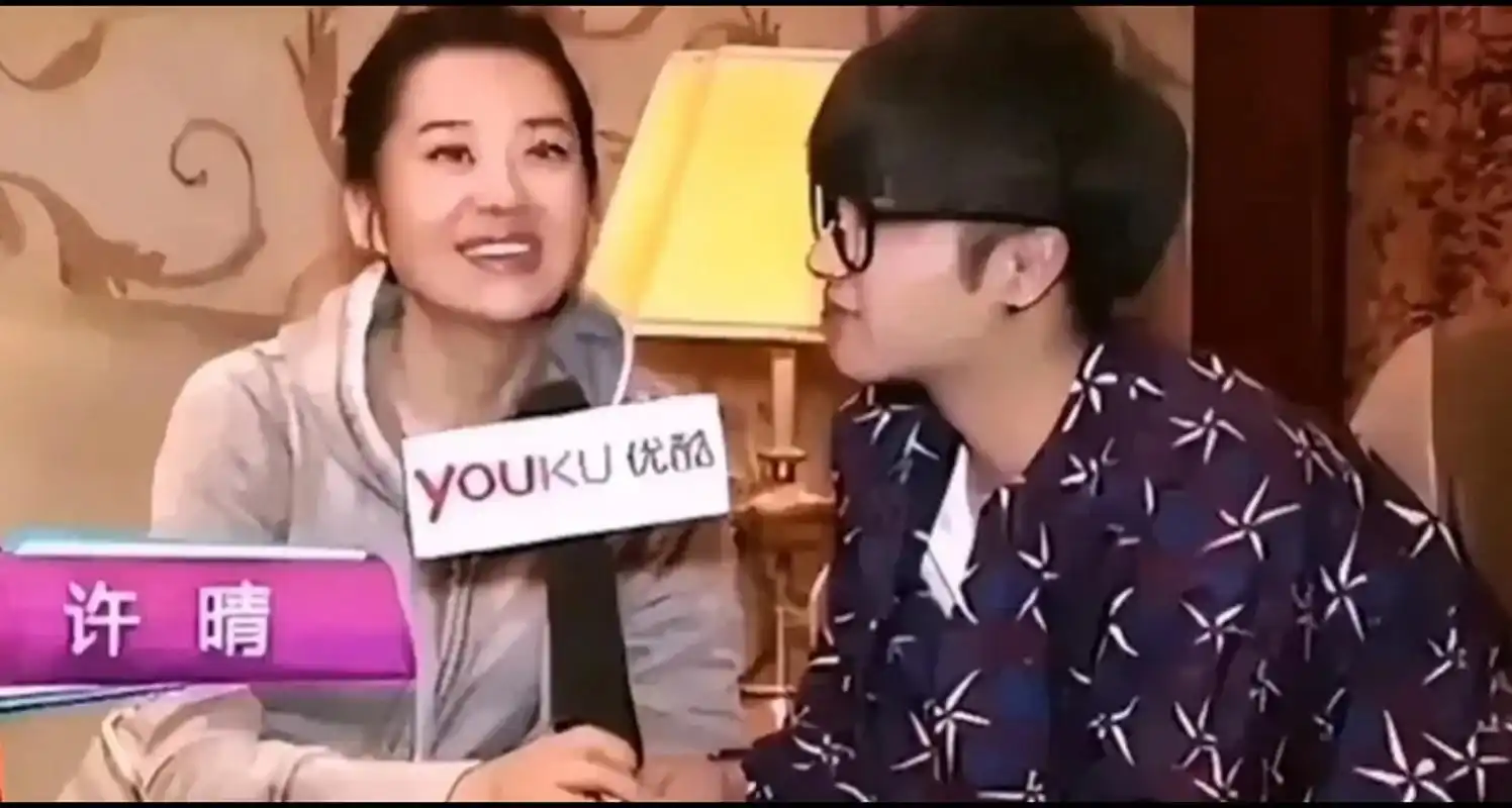 7月31日,华晨宇与比他大22岁的许晴公开恋情,并称已同居.