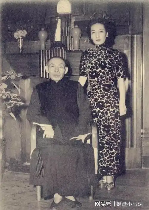 在沈月英20岁不到,便被黑帮大佬黄金荣的原配妻子介绍给杜月笙,当时