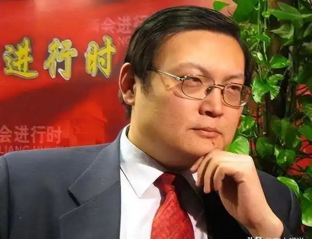 "一代铁嘴"梁宏达:从人人称赞到节目叫停,如今的老梁怎么样了