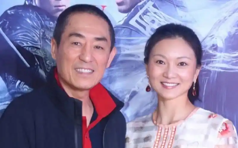 73岁张艺谋带妻子现身巴黎,合影搂腰感情好,陈婷笑容甜美仍年轻