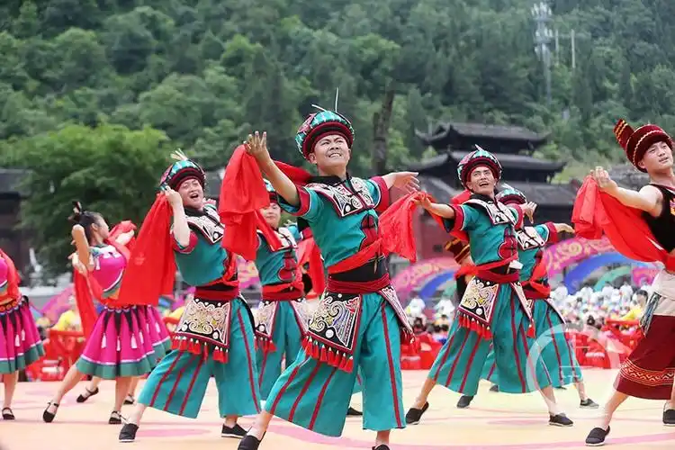 身着民族特色服饰的苗族同胞用欢快的歌舞"踩响"踩花山节.
