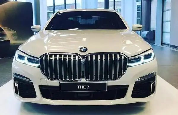 全新2019款宝马7系海外到店白色车身比较简洁轴距3210mm配8at