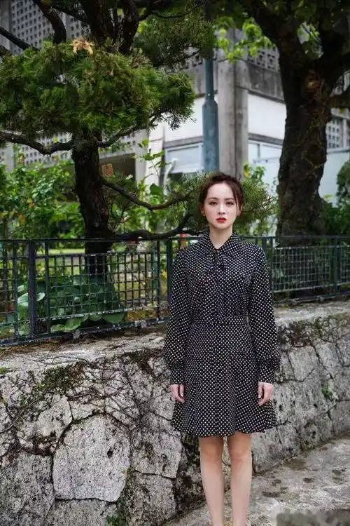 原创34岁邓莎私服穿搭完美演释她的女人味看上去真漂亮