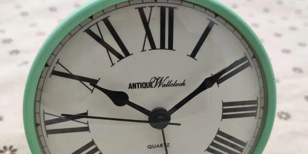 2021古董罗马数字迷你尺寸金属闹钟,带柄乌鸦时钟