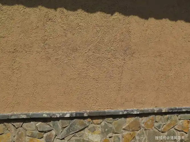 就稻草泥和泥巴墙做对比来说,泥巴墙会掉渣,需要月月甚至天天维护