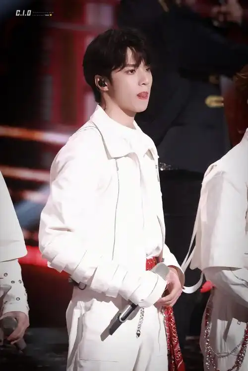 相信光的男孩子摆出pose又不好意思太可爱啦◎刘耀文超话◎#刘耀文