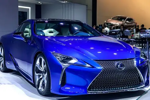 车展上的蓝色雷克萨斯轿车