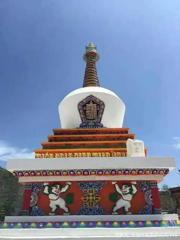 塔尔寺又名塔儿寺,地处青海省省会西宁市湟中区城区,创建于明洪 - 抖