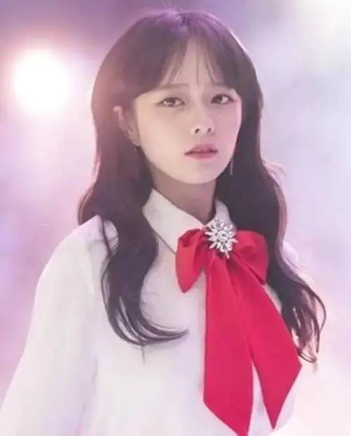 激发人保护本能的纤细身材和水汪汪的眼睛,郑知晓散发