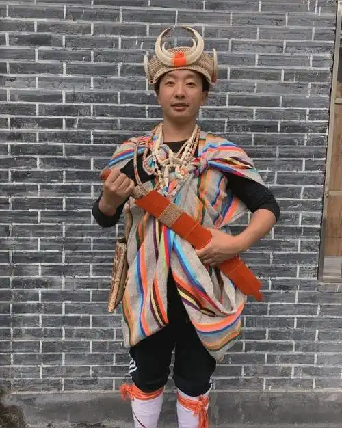 独龙族服饰(位于云南省的民族服饰)_尚可名片