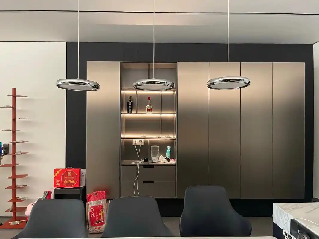 一个悬空的金属展示柜.