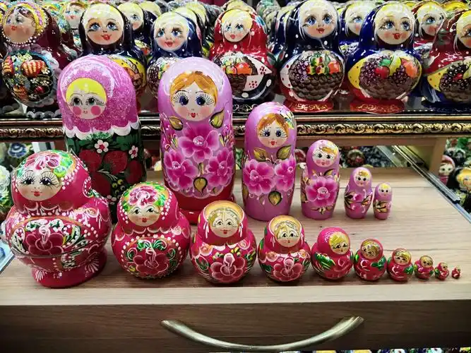 俄罗斯套娃,是俄罗斯特产的木制玩具,一般由多个一样图案的空心木娃娃
